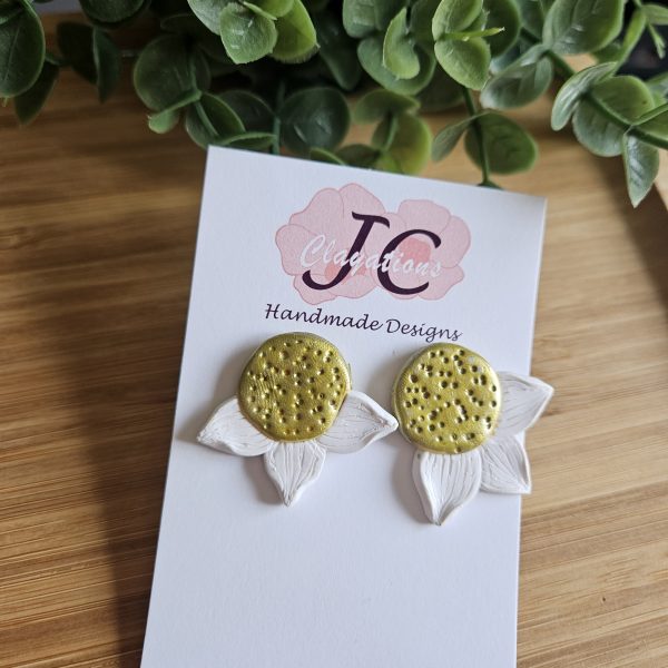 Half daisy flower stud