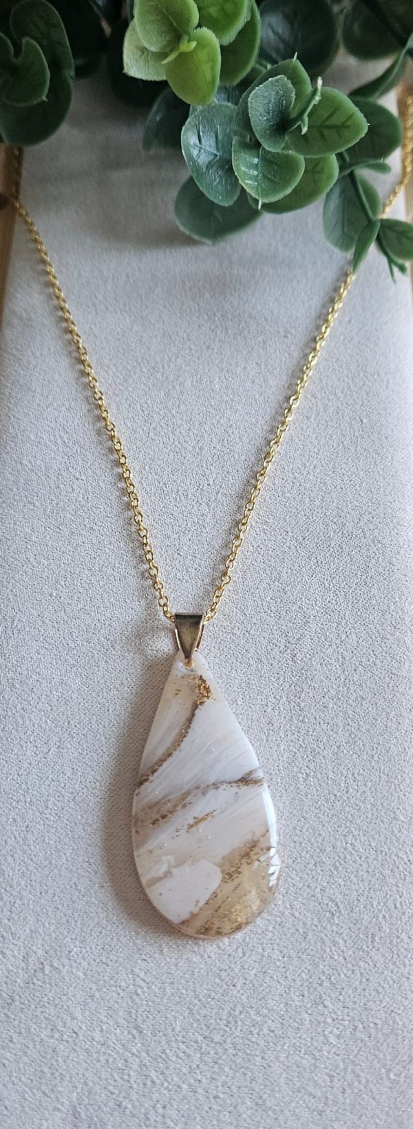 Drop gold translucent marble necklace