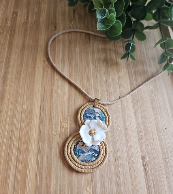 Bow ocean colors necklace